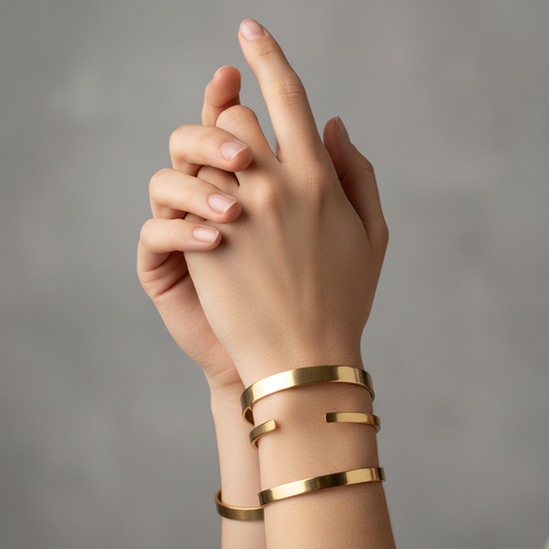 Handen met graveerbare armbanden